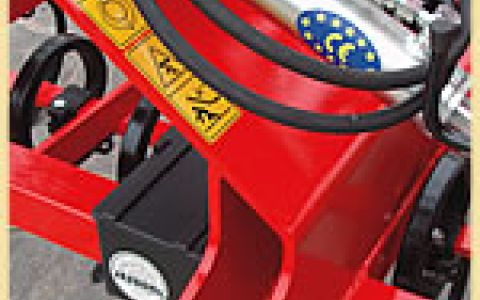 Sistema idraulico indipendente con valvole di sicurezza e valvola di controllo discesa