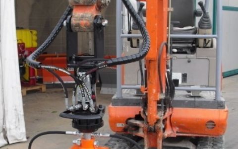 THL30 CON KIT PERNI E PISTONI PER ESCAVATORI.jpg