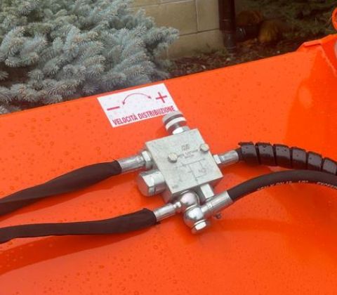 Regolatore di flusso a compensazione barica con valvola di massima per protezione motore idrauilico